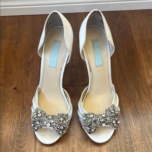 Elegant White Peep-Toe Heels with Rhinestone Bow